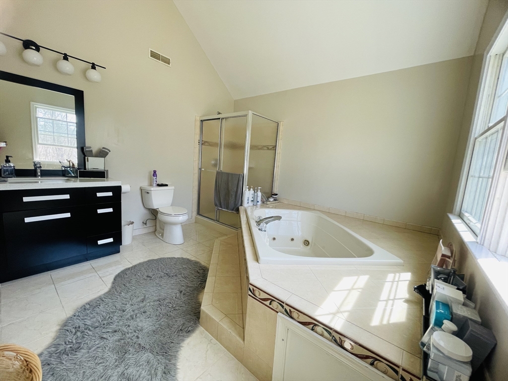 4 bed, 4+ bath apartment for rent at 10 Sheryl Dr Unit 10, Shrewsbury — photo 15 of 25
