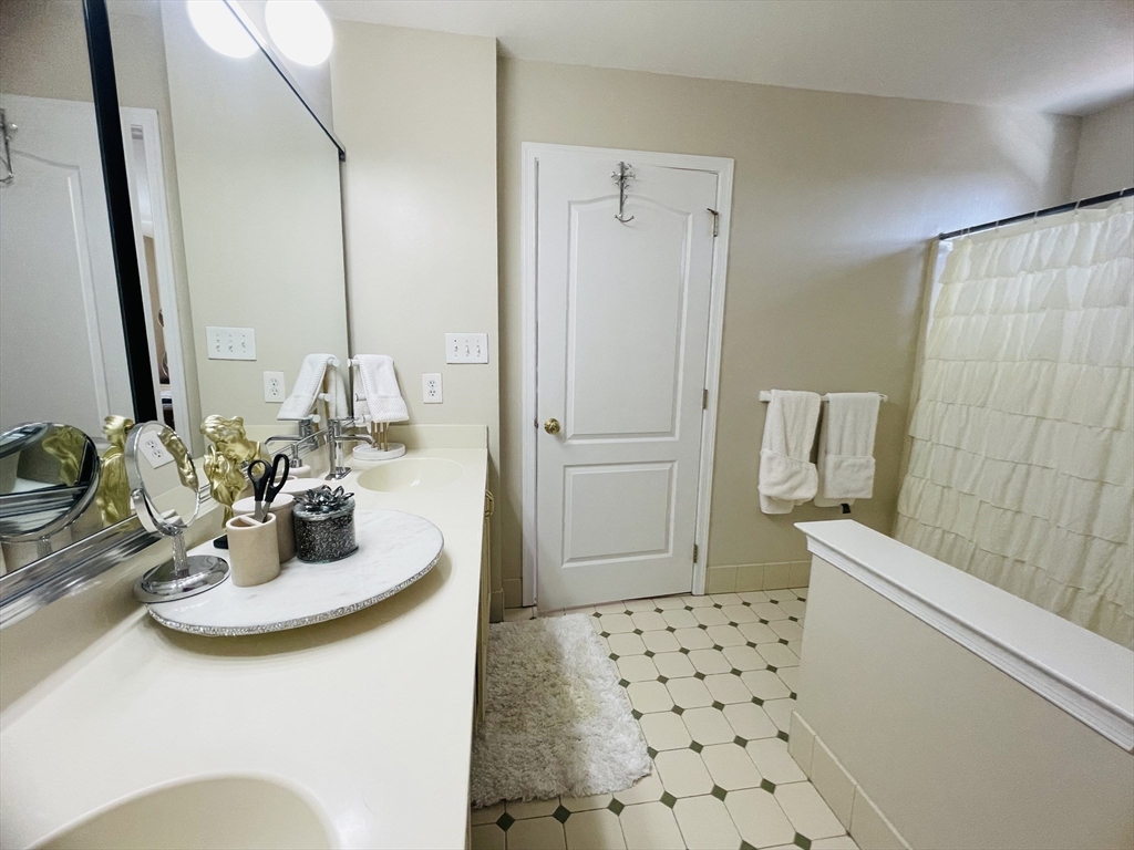 4 bed, 4+ bath apartment for rent at 10 Sheryl Dr Unit 10, Shrewsbury — photo 17 of 25