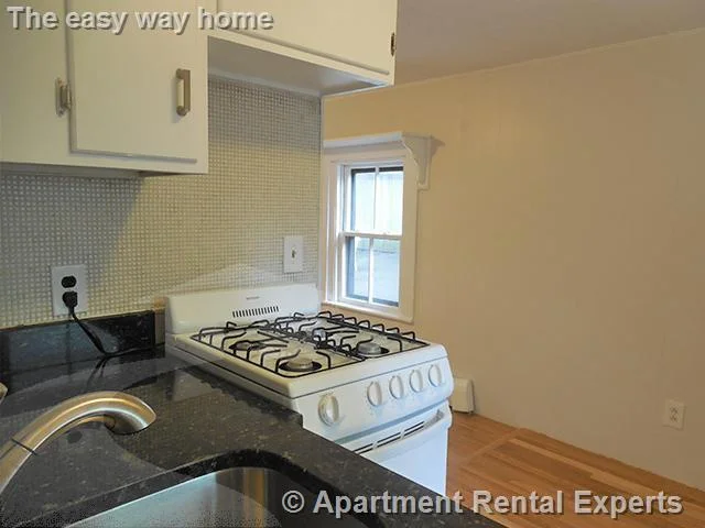 Studio bed, 1 bath apartment for rent at 10 Smith Ave Unit 1R, Ward Two — photo 3 of 6