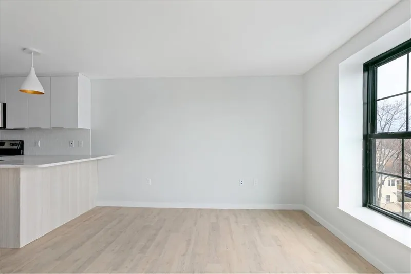 2 bed, 1 bath apartment for rent at 10 Soden St Unit 401, Riverside — photo 2 of 13