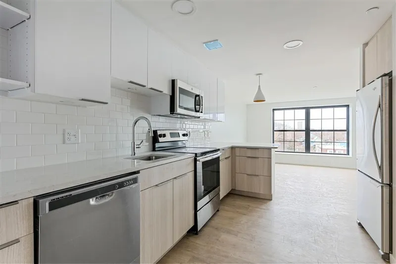 2 bed, 1 bath apartment for rent at 10 Soden St Unit 401, Riverside — photo 3 of 13