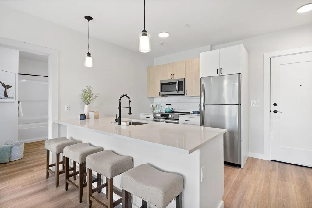 2 bed, 2 bath apartment for rent at 10 Somerset Ave Unit 402, Winthrop — photo 3 of 9