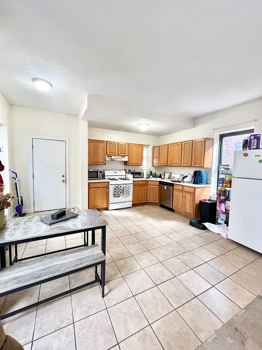 3 bed, 1 bath apartment for rent at 10 South Huntington Ave Unit 2, Mission Hill — photo 4 of 12