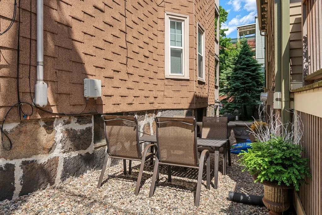 4 bed, 1 bath apartment for rent at 10 Spring Garden Unit 1, Dorchester — photo 28 of 35