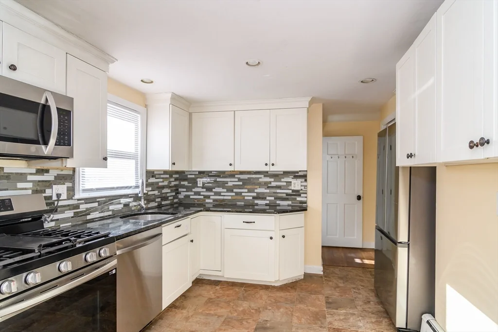 3 bed, 2 bath apartment for rent at 10 Spring Valley Rd, Natick — photo 4 of 24