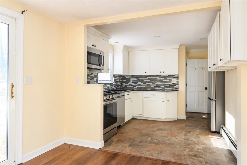 3 bed, 2 bath apartment for rent at 10 Spring Valley Rd, Natick — photo 5 of 24
