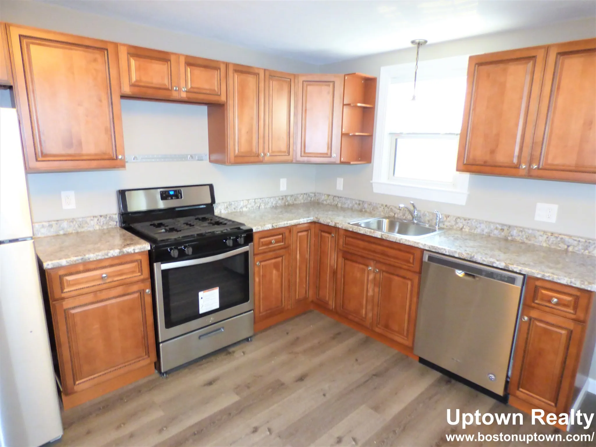 4 bed, 2 bath apartment for rent at 10 Stearns St Unit 1c, South Side — photo 2 of 16
