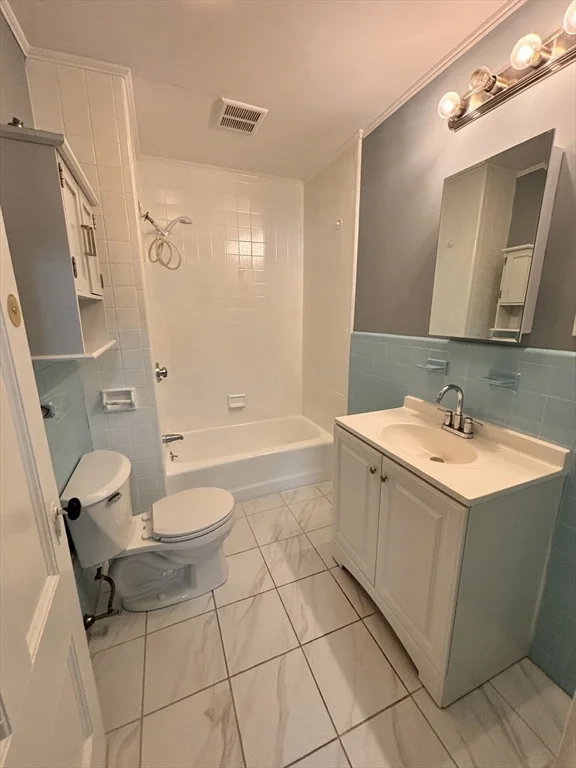 4 bed, 2 bath apartment for rent at 10 Stickney Ave Unit 2, Winter Hill — photo 6 of 10