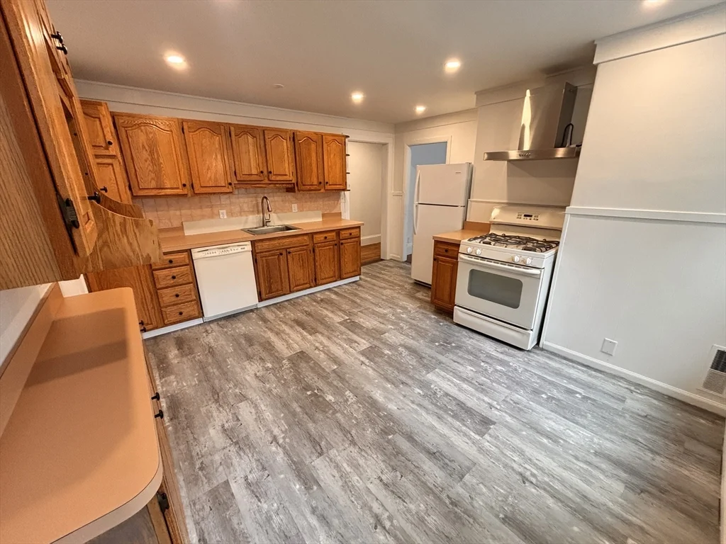 4 bed, 2 bath apartment for rent at 10 Stickney Ave Unit 3, Winter Hill — photo 2 of 13
