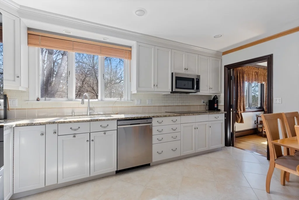 4 bed, 3 bath apartment for rent at 10 Stonewood Dr, Newton — photo 4 of 29