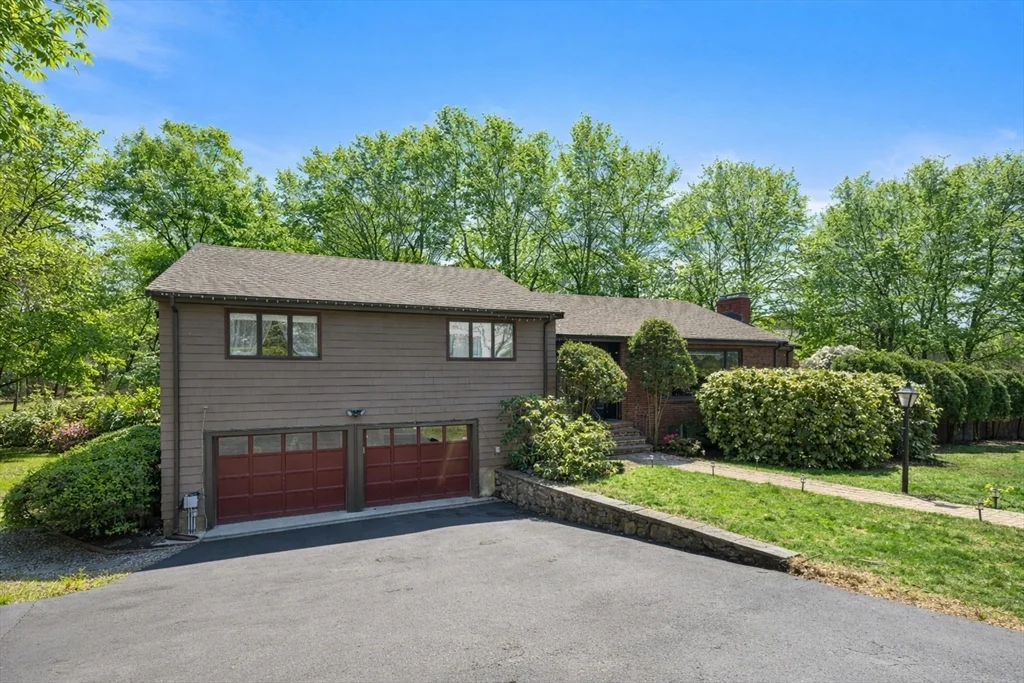 4 bed, 3 bath apartment for rent at 10 Stonewood Dr, Newton — photo 1 of 29