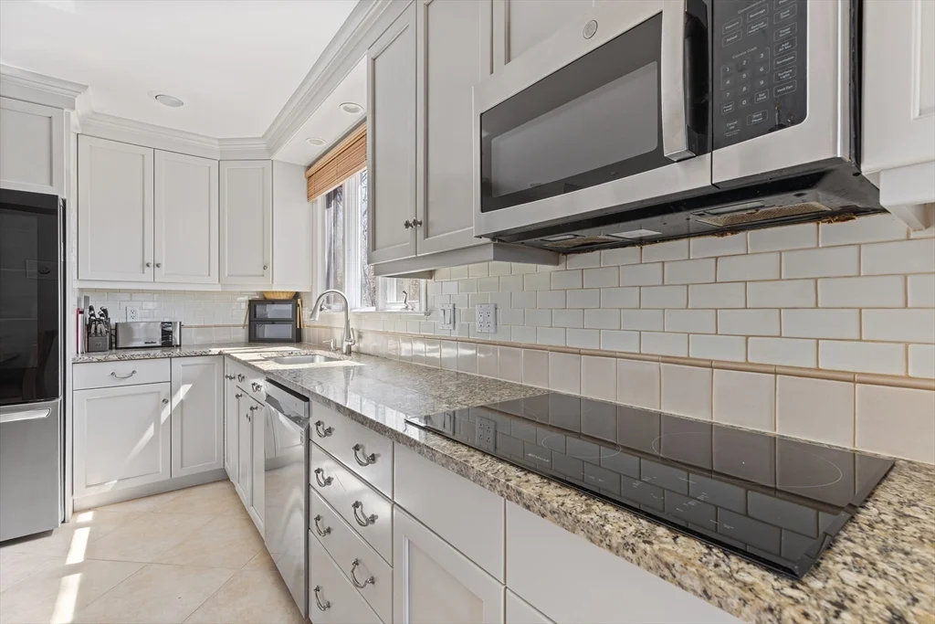 4 bed, 3 bath apartment for rent at 10 Stonewood Dr, Newton — photo 3 of 29