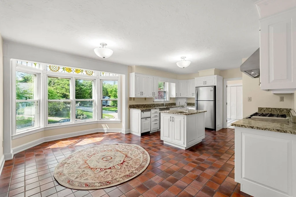 4 bed, 2 bath apartment for rent at 10 Sumac Circle, Holden — photo 3 of 20