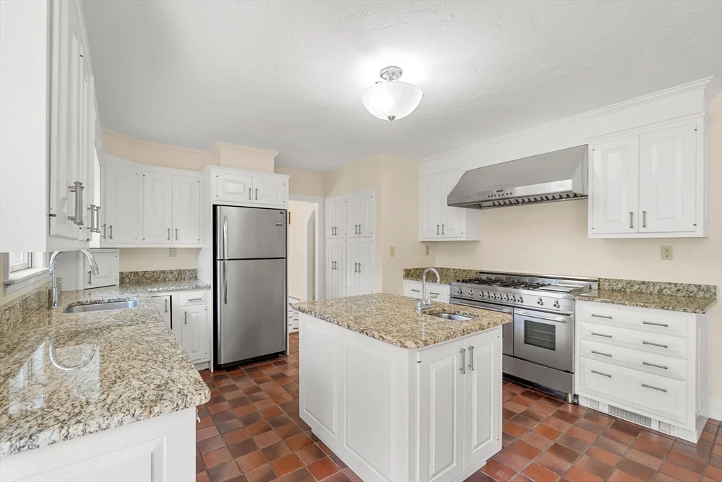 4 bed, 2 bath apartment for rent at 10 Sumac Circle, Holden — photo 4 of 20