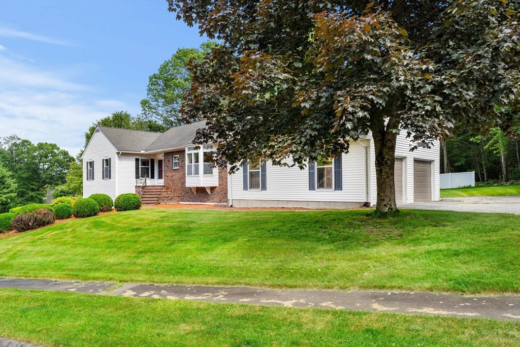 4 bed, 2 bath apartment for rent at 10 Sumac Circle, Holden — photo 1 of 20