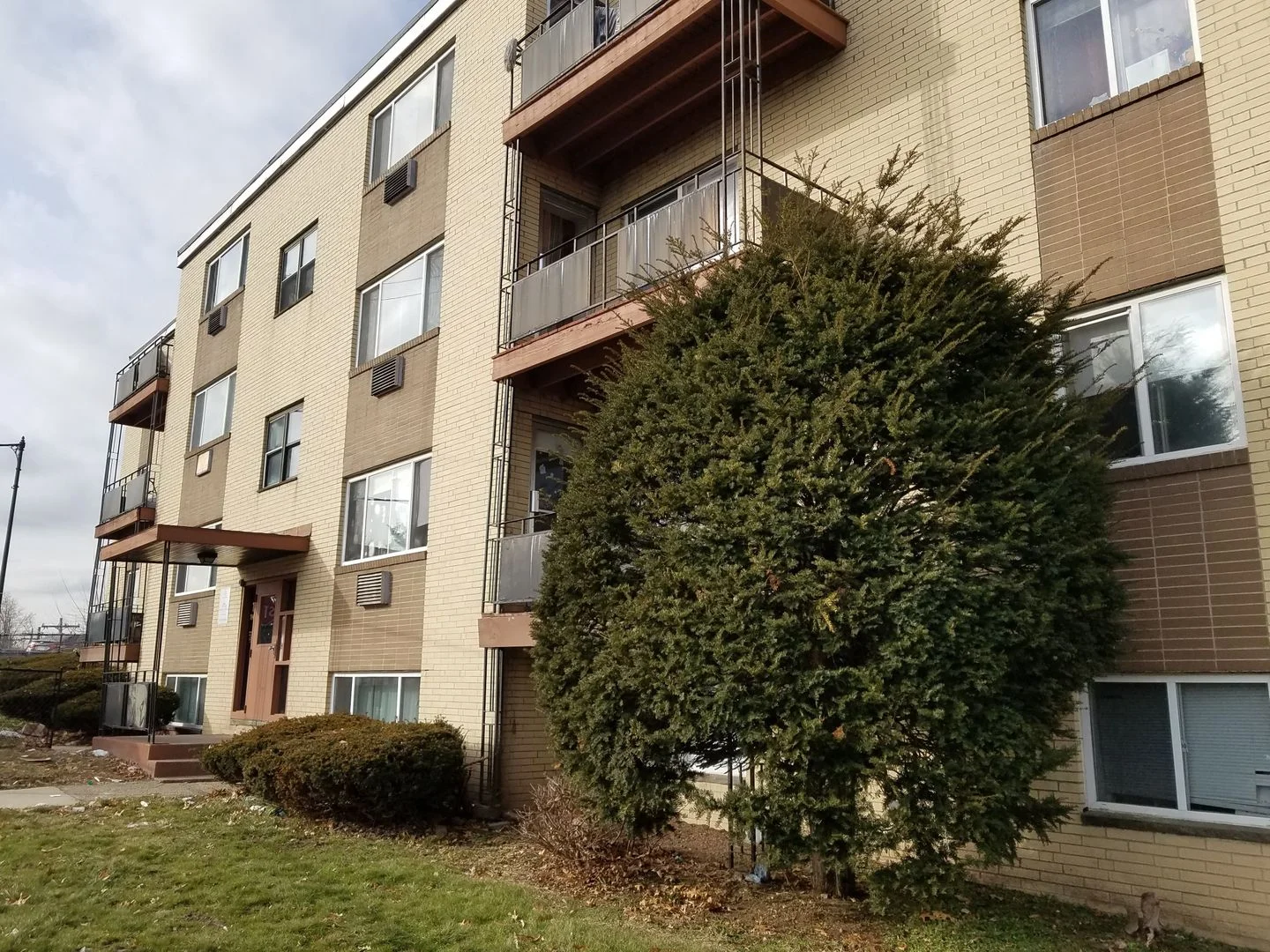 2 bed, 1 bath apartment for rent at 10 Thorn St Unit 10, Hyde Park — photo 3 of 9
