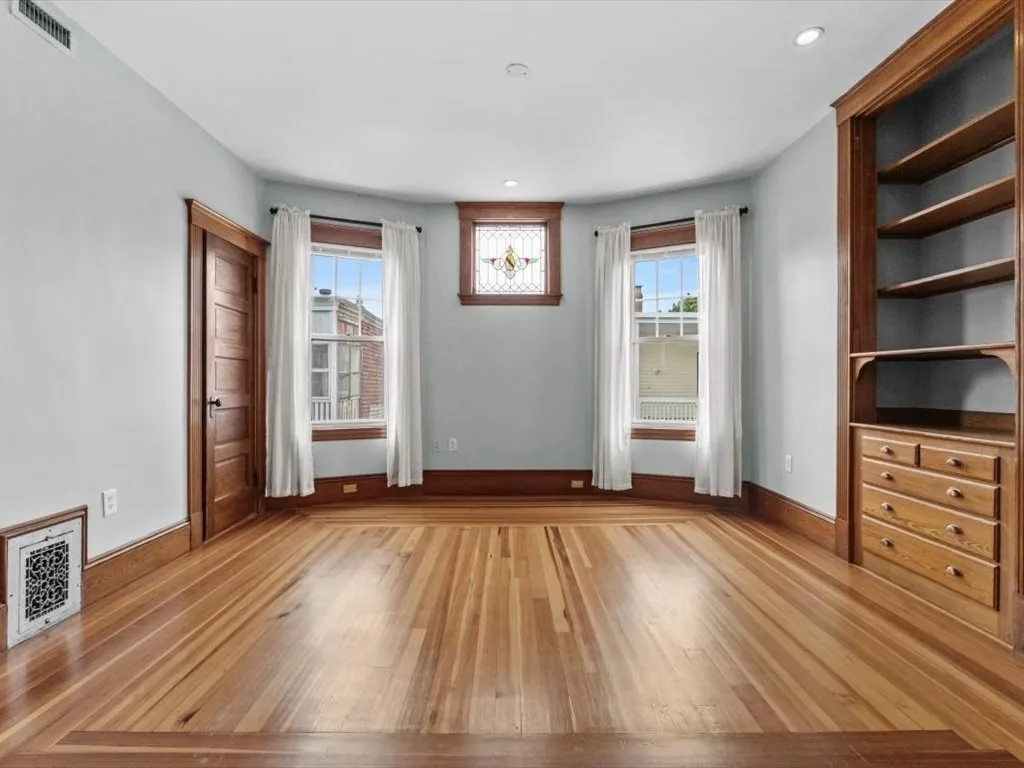 3 bed, 1 bath apartment for rent at 10 Ticknor St Unit 3, South Boston — photo 3 of 21