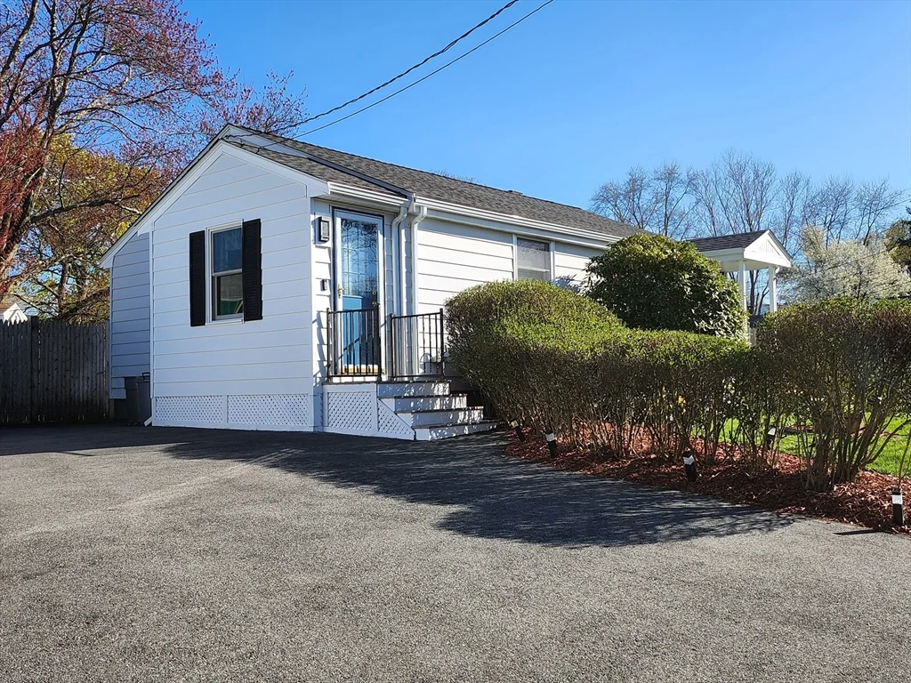 3 bed, 2 bath apartment for rent at 10 Violet Rd, Peabody — photo 3 of 18