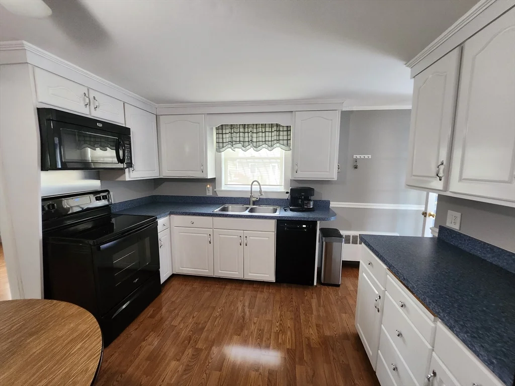 3 bed, 2 bath apartment for rent at 10 Violet Rd, Peabody — photo 6 of 18