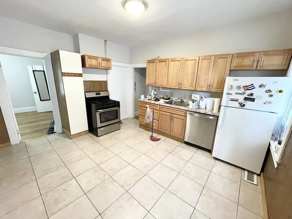 3 bed, 1 bath apartment for rent at 10 Wave Ave Unit 1, Boston — photo 1 of 9