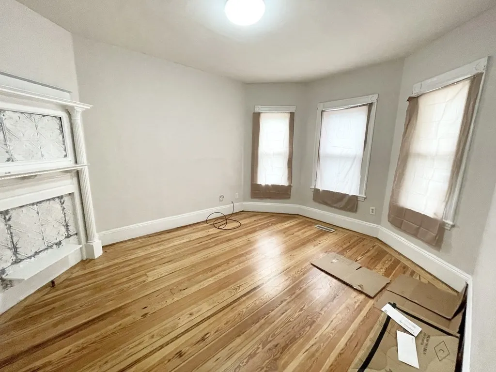 3 bed, 1 bath apartment for rent at 10 Wave Ave Unit 1, Boston — photo 3 of 9