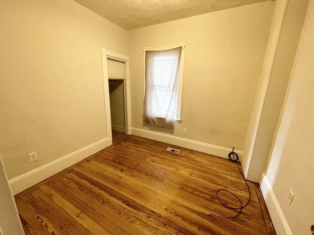 3 bed, 1 bath apartment for rent at 10 Wave Ave Unit 1, Boston — photo 7 of 9