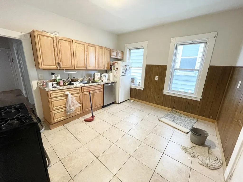 3 bed, 1 bath apartment for rent at 10 Wave Ave Unit 1, Boston — photo 2 of 9