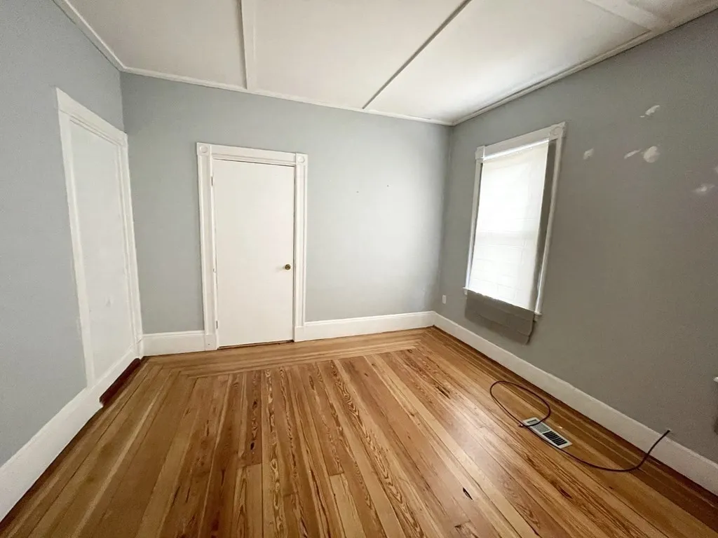 3 bed, 1 bath apartment for rent at 10 Wave Ave Unit 1, Boston — photo 4 of 9