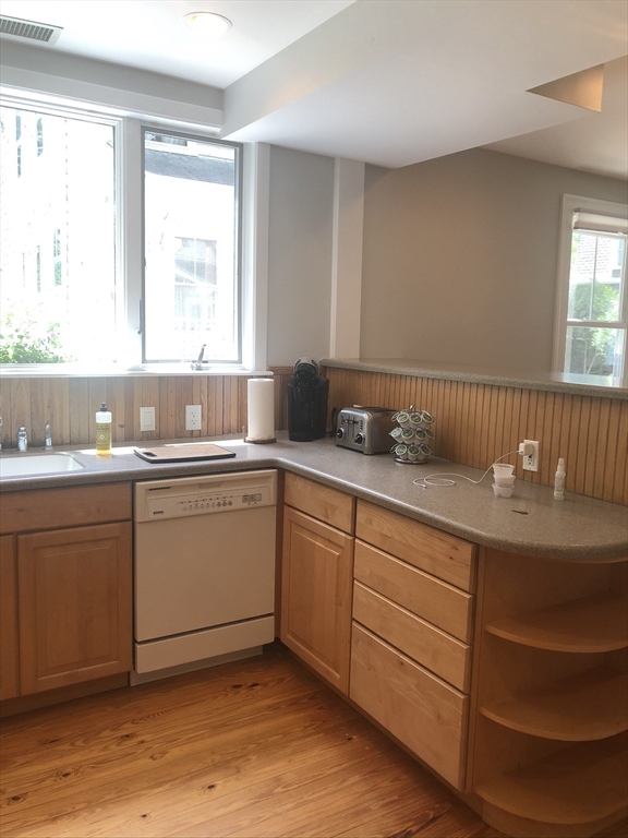 2 bed, 2 bath apartment for rent at 10 Wellesley Ave Unit 10R, Wellesley — photo 4 of 13