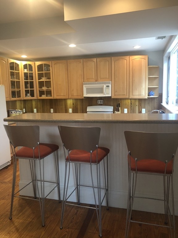 2 bed, 2 bath apartment for rent at 10 Wellesley Ave Unit 10R, Wellesley — photo 3 of 13