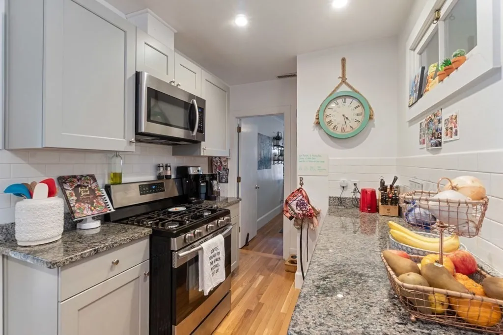 3 bed, 2 bath apartment for rent at 10 West Bellevue Ave Unit B, Avon Hill — photo 3 of 18
