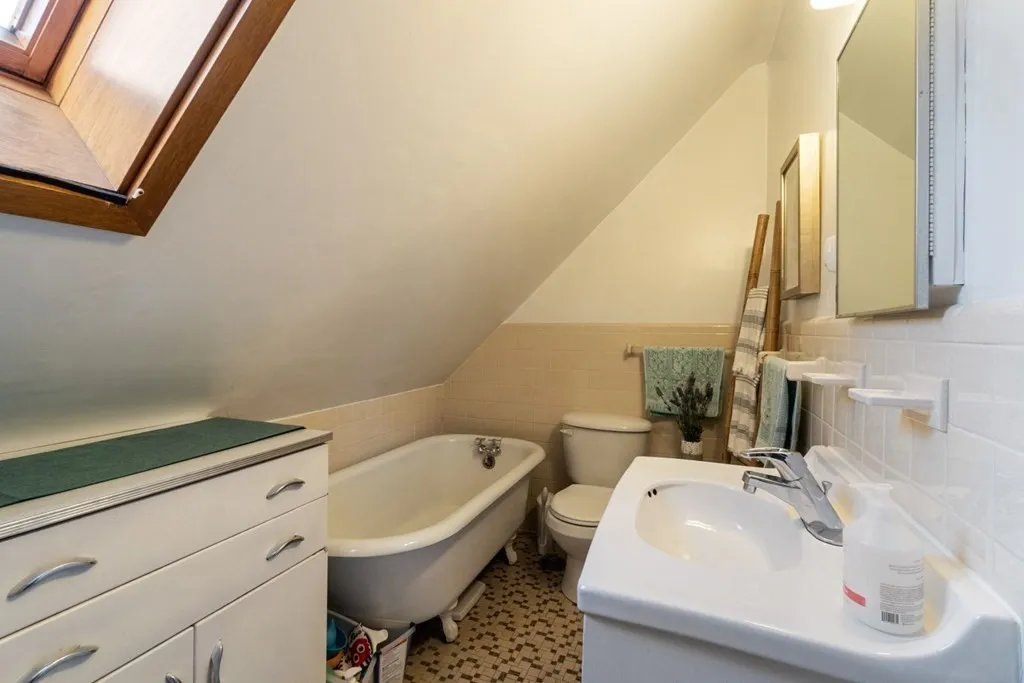 3 bed, 2 bath apartment for rent at 10 West Bellevue Ave Unit B, Avon Hill — photo 12 of 18