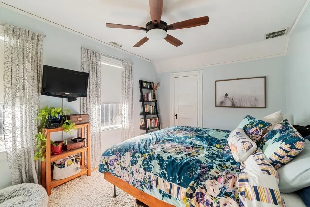 3 bed, 2 bath apartment for rent at 10 West Bellevue Ave Unit B, Avon Hill — photo 7 of 18