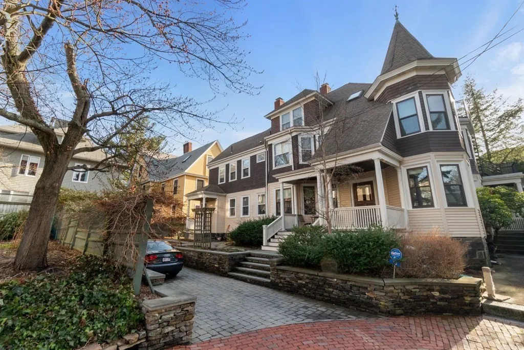 3 bed, 2 bath apartment for rent at 10 West Bellevue Ave Unit B, Avon Hill — photo 16 of 18