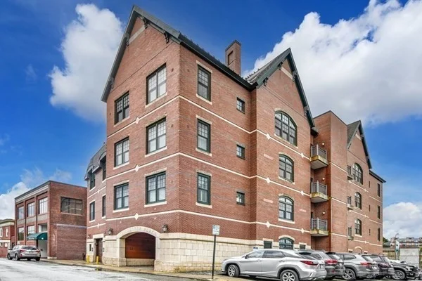 2 bed, 2 bath apartment for rent at 10 Winchester Pl Unit 204, Winchester — photo 1 of 12