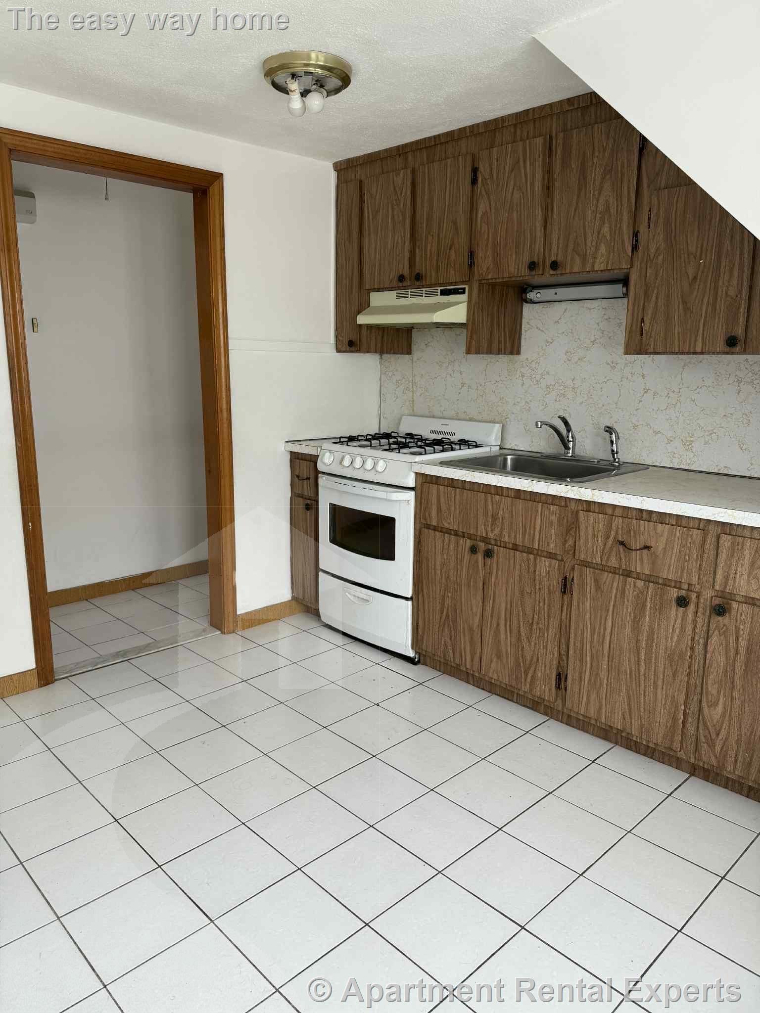 2 bed, 1 bath apartment for rent at 10 Windsor Rd Unit 3, Tufts — photo 2 of 19