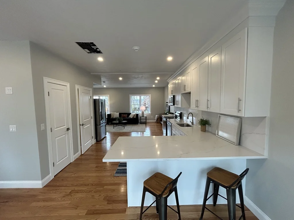 3 bed, 2 bath apartment for rent at 10 Windsor St Unit 3, Worcester — photo 4 of 35