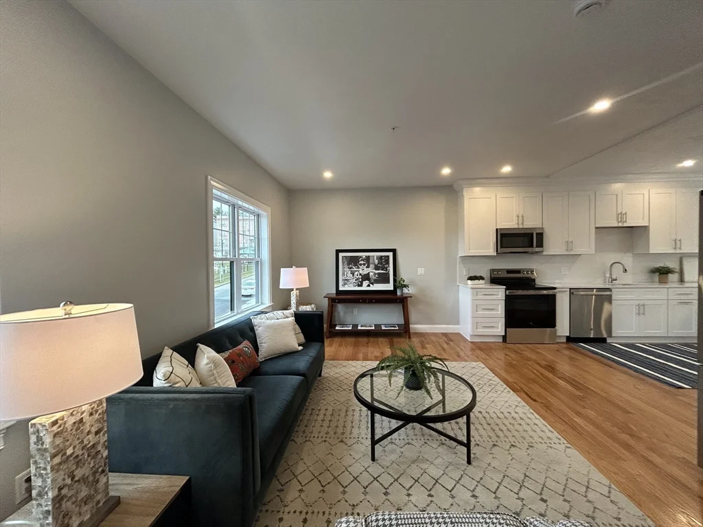 3 bed, 2 bath apartment for rent at 10 Windsor St Unit 3, Worcester — photo 5 of 35