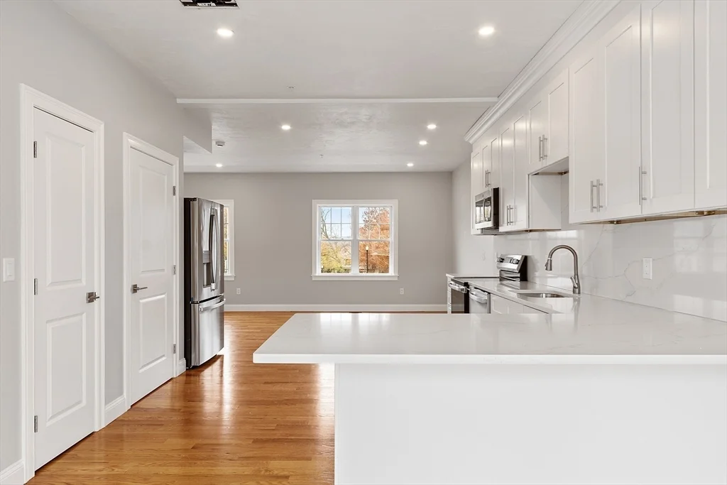 3 bed, 2 bath apartment for rent at 10 Windsor St Unit 3, Worcester — photo 8 of 35