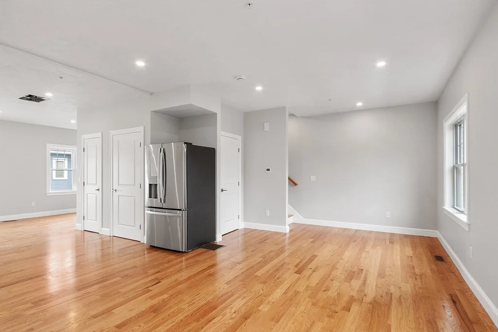 3 bed, 2 bath apartment for rent at 10 Windsor St Unit 3, Worcester — photo 11 of 35