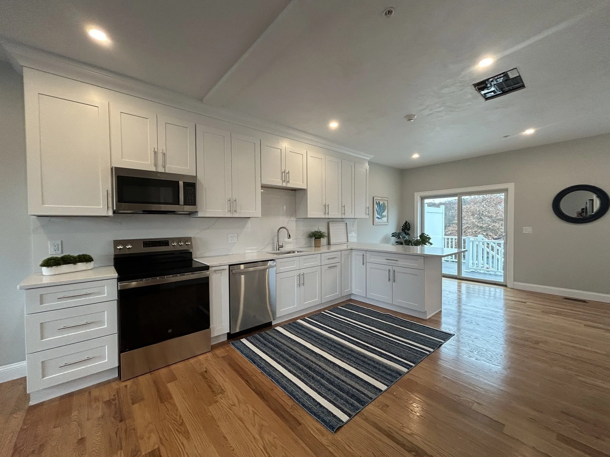 3 bed, 2 bath apartment for rent at 10 Windsor St Unit E, Worcester — photo 4 of 37