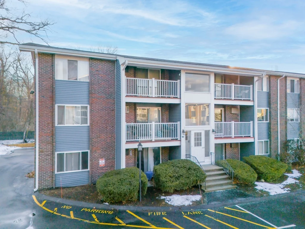 2 bed, 1 bath apartment for rent at 10 Woodcrest Unit 4, Weymouth — photo 1 of 33