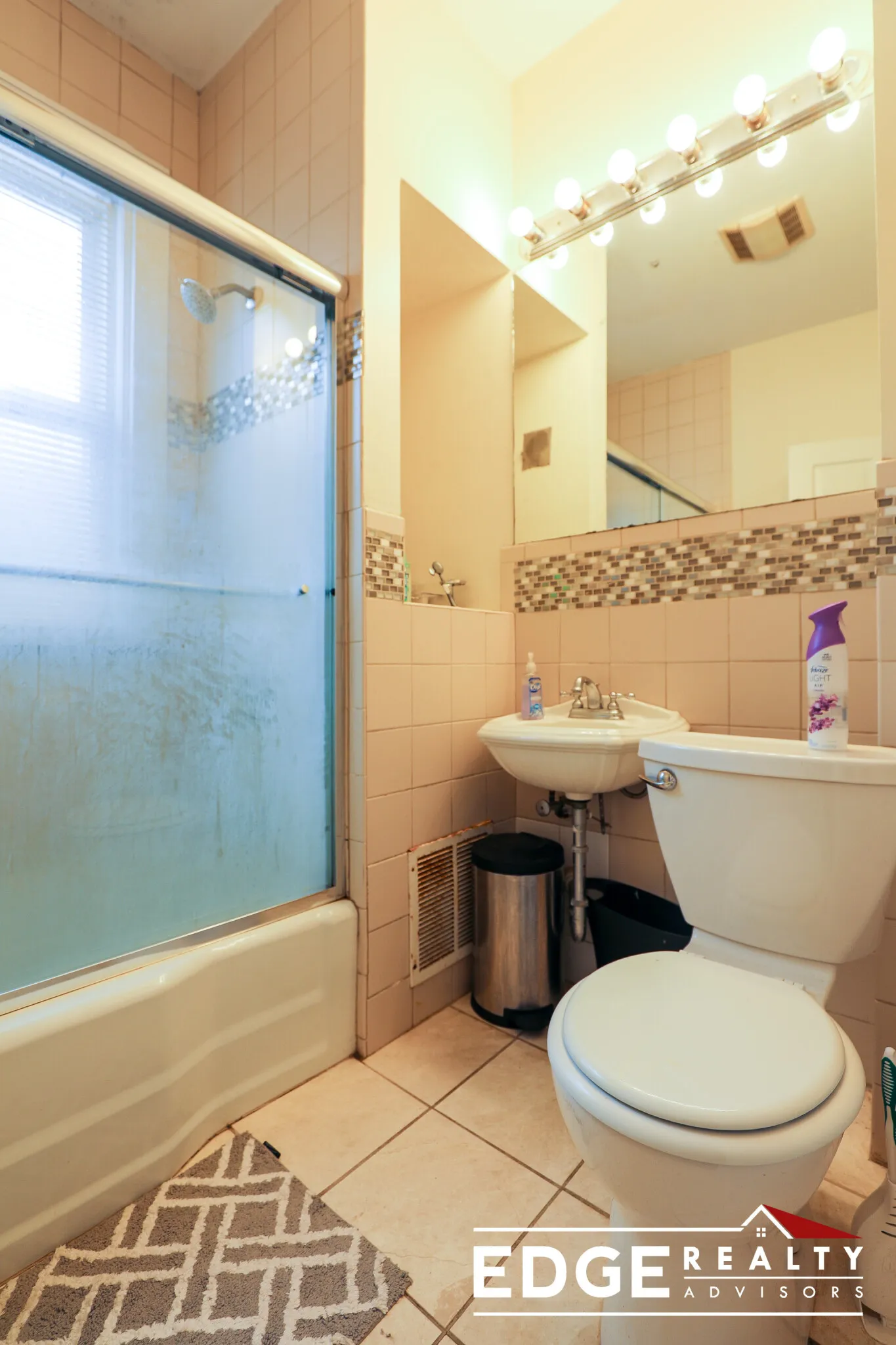 4 bed, 2 bath apartment for rent at 10 Woodmont St Unit NA, Brighton — photo 12 of 13