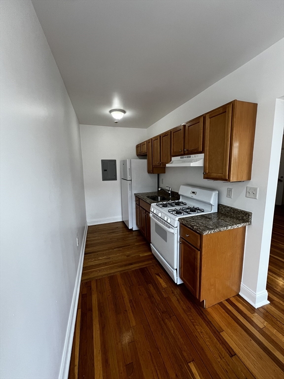 Studio bed, 1 bath apartment for rent at 10 Yeamans St Unit 15, Revere — photo 2 of 5