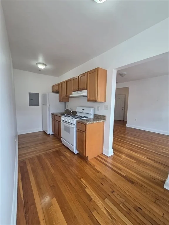 Studio bed, 1 bath apartment for rent at 10 Yeamans St Unit 7, Revere — photo 3 of 5