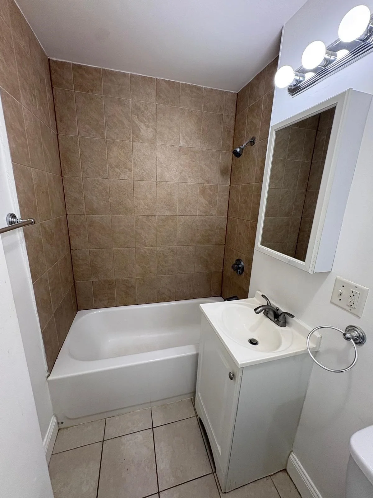 Studio bed, 1 bath apartment for rent at 10 Yeamans St Unit 8, Revere — photo 5 of 12