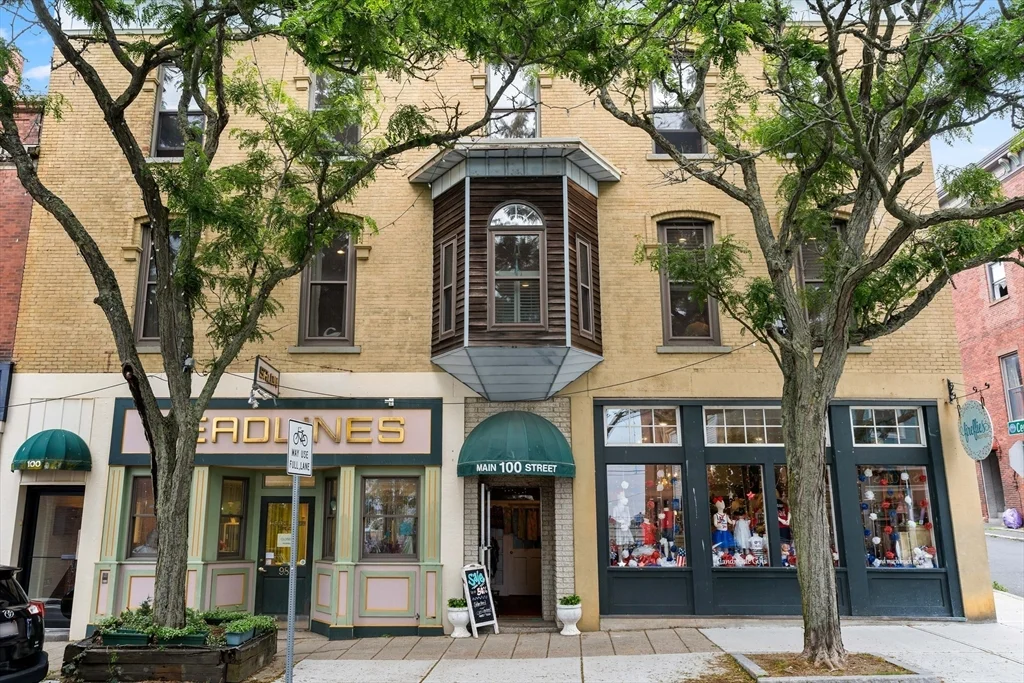2 bed, 1 bath apartment for rent at 100-102 Main St Unit 3, Gloucester