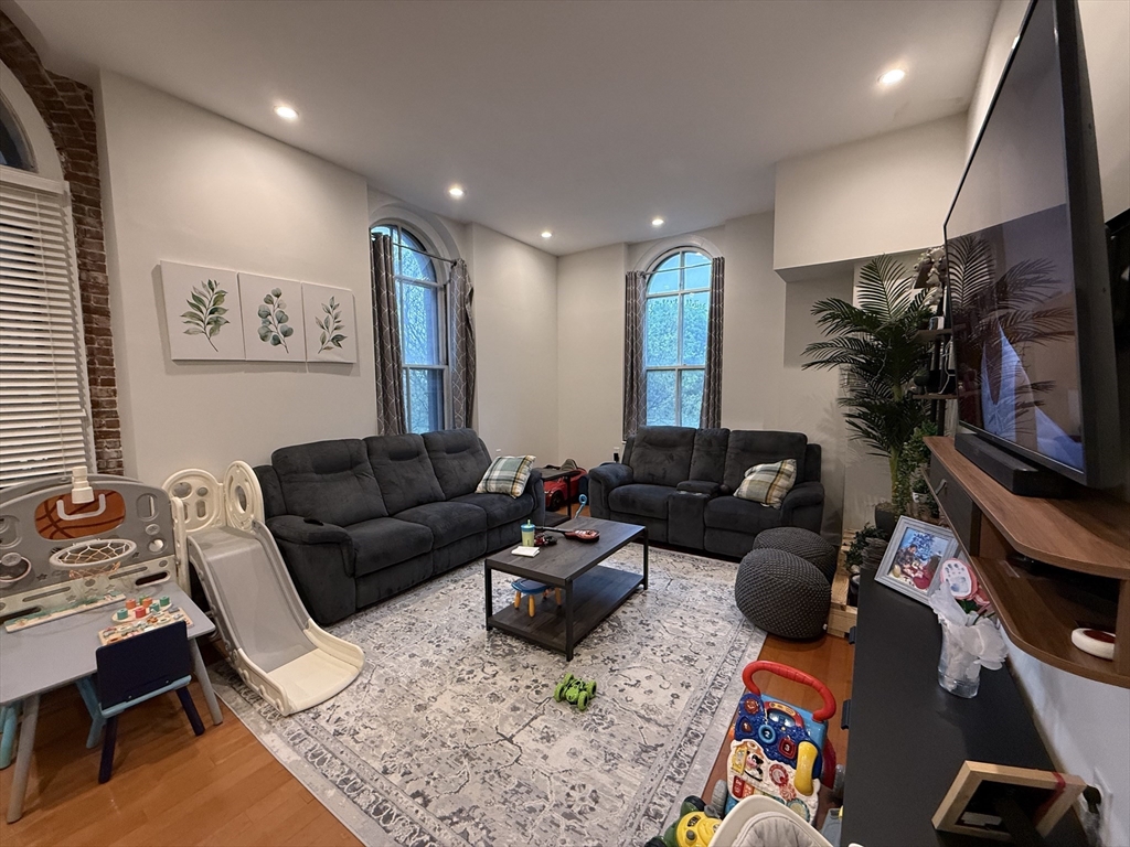 3 bed, 1 bath apartment for rent at 100 Captains Row Unit 307, Chelsea — photo 3 of 32