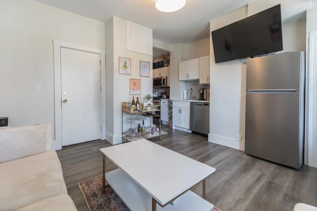 3 bed, 1 bath apartment for rent at 100 H St Unit 1, South Boston — photo 4 of 12