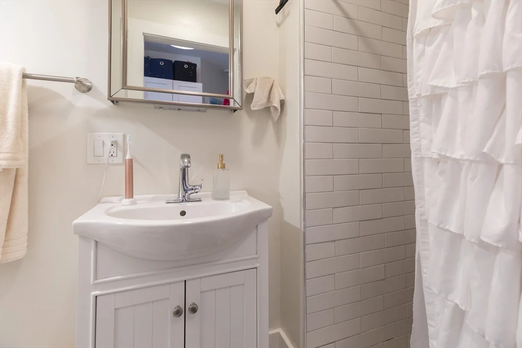 3 bed, 1 bath apartment for rent at 100 H St Unit 1, South Boston — photo 11 of 12